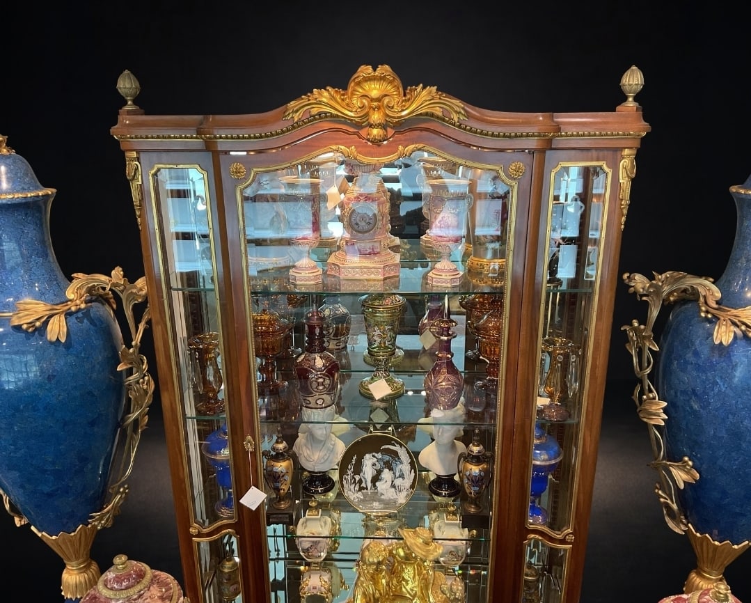 AQ096 - 19th Century French Louis XV Style Mirrored Back Vitrine Cabinet (1 of 10)