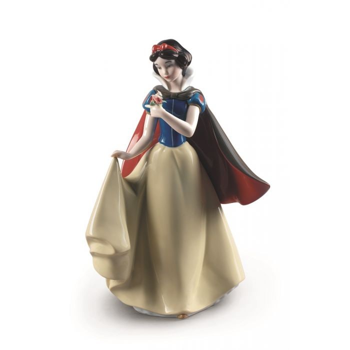 Lladro World Of Disney Snowhite: Snow White is a porcelain sculpture that reproduces the Disney character, Snow White. This princess meets a group of seven dwarfs when she flees from her evil stepmother, who has ordered her to be kil