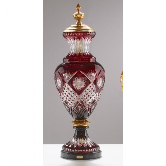 Soher OF Red Crystal Amphora: The Red Crystal Amphora showcases incredibly stunning details. Soher products are famous worldwide across all five continents due to their high quality achieved through crystal and artistic hand