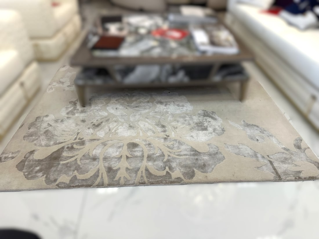 Swirl Floral Design Rug in Silk and Wool: A Hand tufted rug made in Italy.