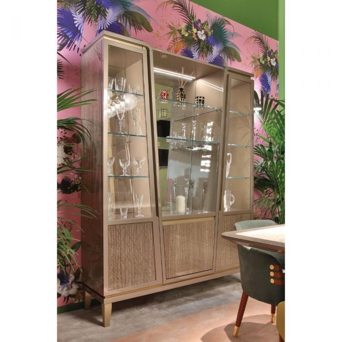 La Contessina Sublime Showcase: The Sublime Showcase offers a fresh outlook on luxury with a focus on intricate details, high-quality finishes, and distinctive elements such as tailoring capabilities. The shades are inspired by the 