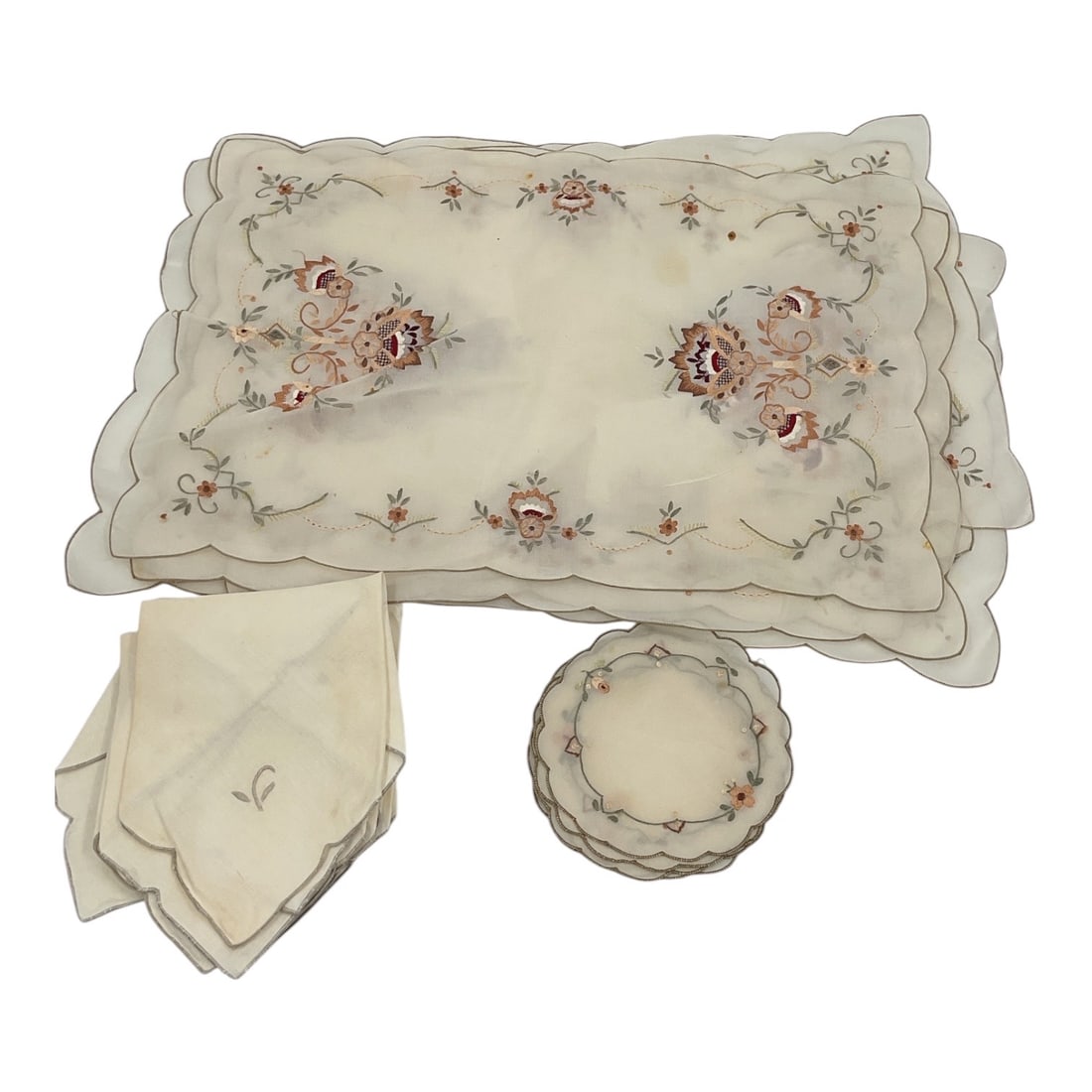 17-Piece Matching Vintage Embroidered Table Linen Set. (1 of 1)