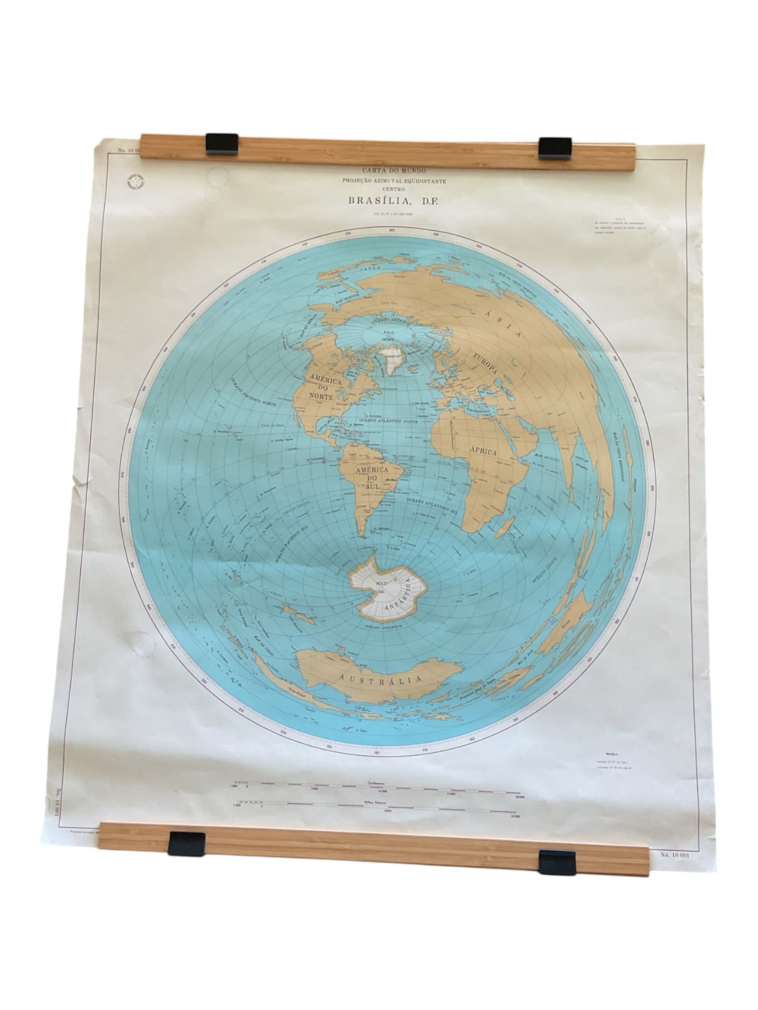 Carta do Mundo: Projeção Azimutal Equidistante Centro Brasília, D.F Map Mounted with Wood (1 of 3)