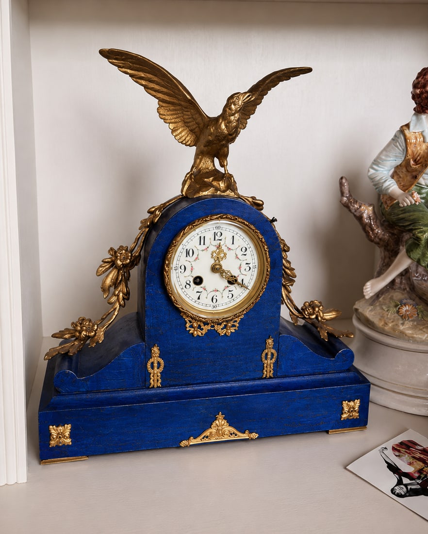 French Neoclassical Style Lapis Lazuli and Gilt-Bronze Mantel Clock: An elegant, Neoclassical style French mantel clock boasting a vibrant, deep blue lapis lazuli veneered body. The architectural case is mounted with fine, highly detailed gilt-bronze (ormolu)