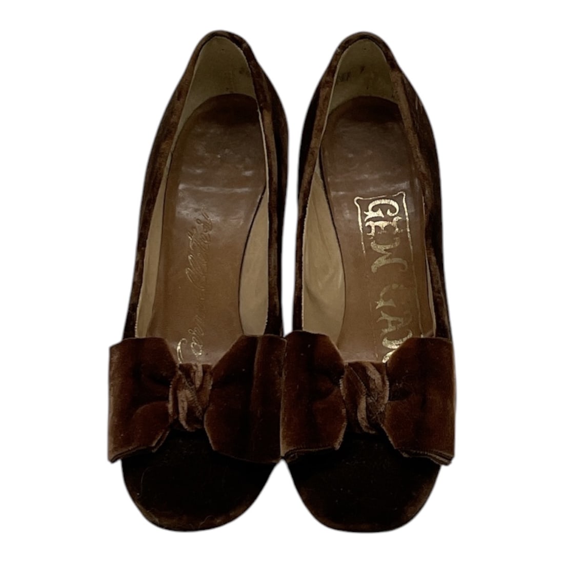 Pair of Carmelletes Brown Velvet Peep Toe Heels, Size 7: Stylish pair of Carmelletes ladies’ peep toe heels crafted in brown velvet with decorative bow accents to the vamp. Features a classic mid-height heel and elegant silhouette suitable for both