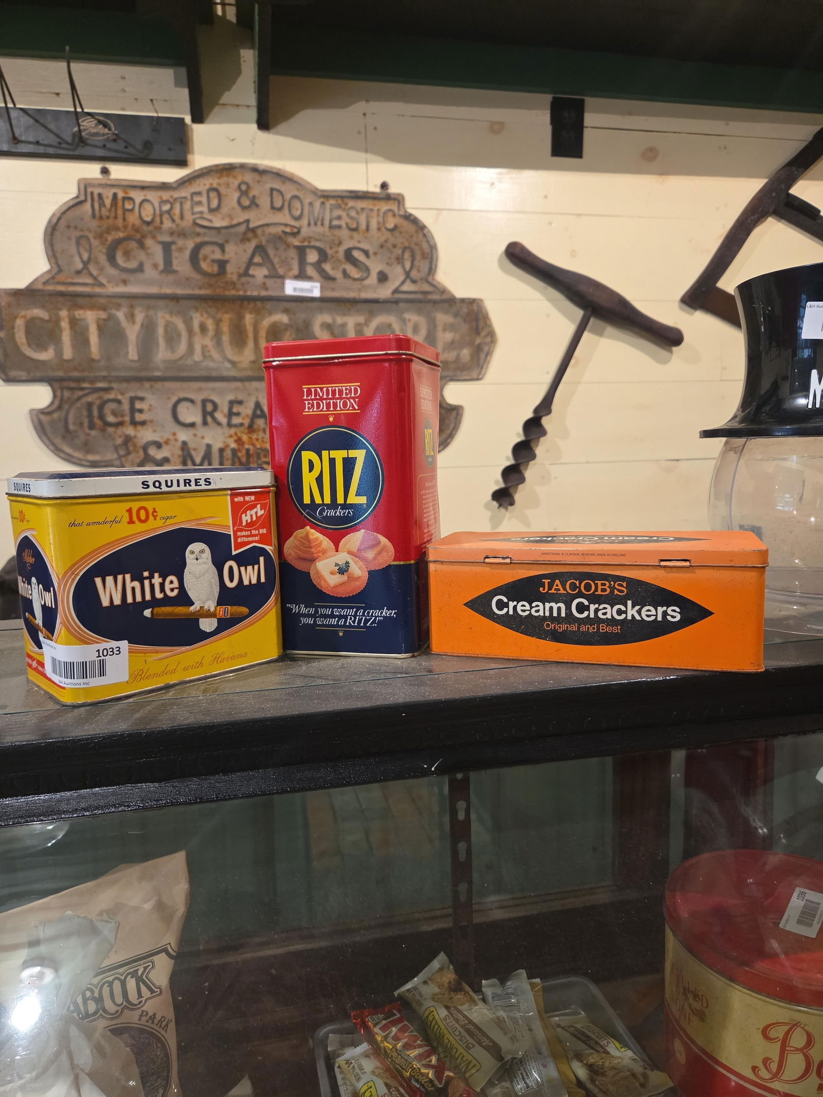 3 assorted tins: 3 assorted tins