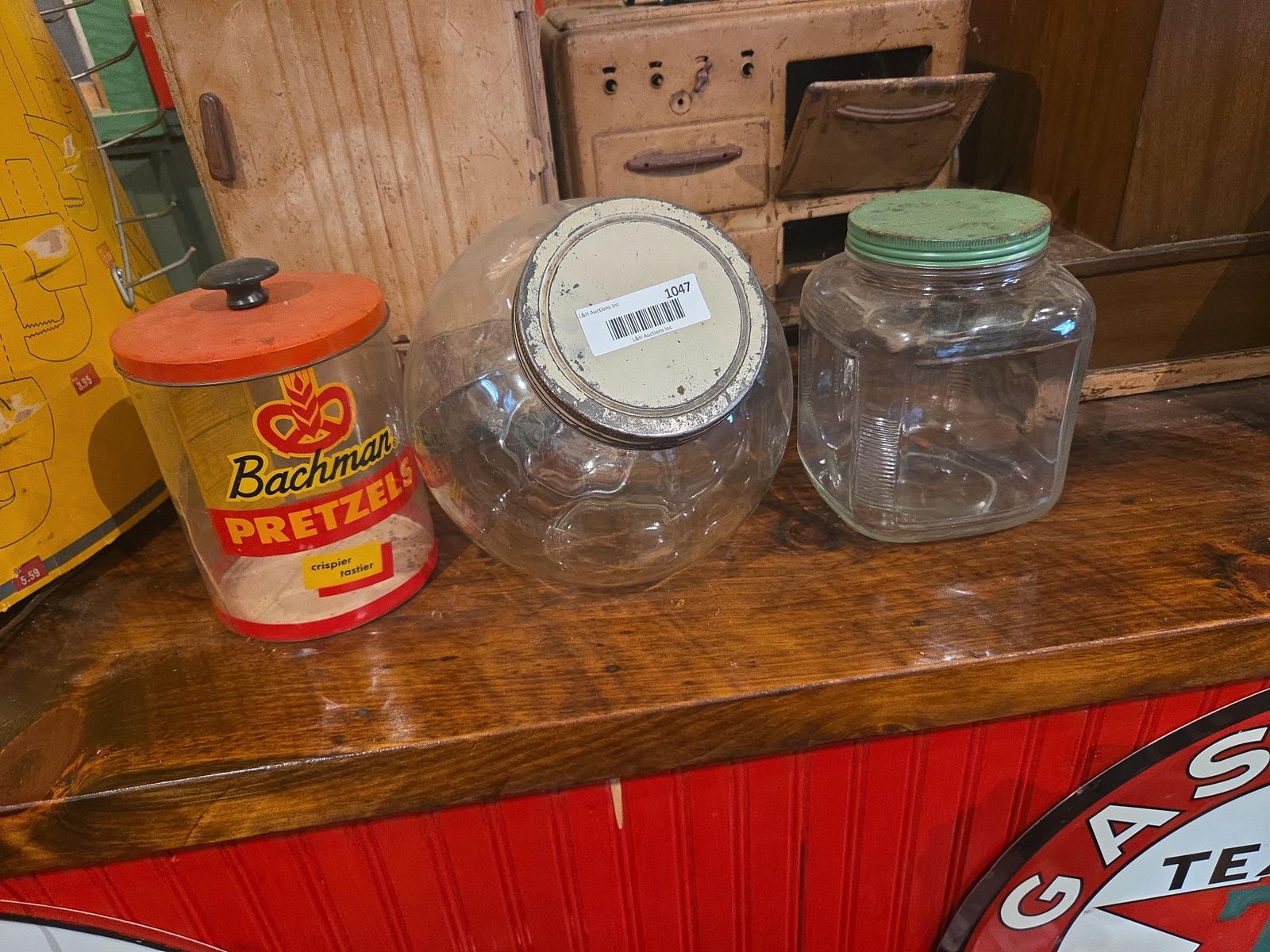 Counter top jar, glass container, Bachman plastic: Counter top jar, glass container, Bachman plastic