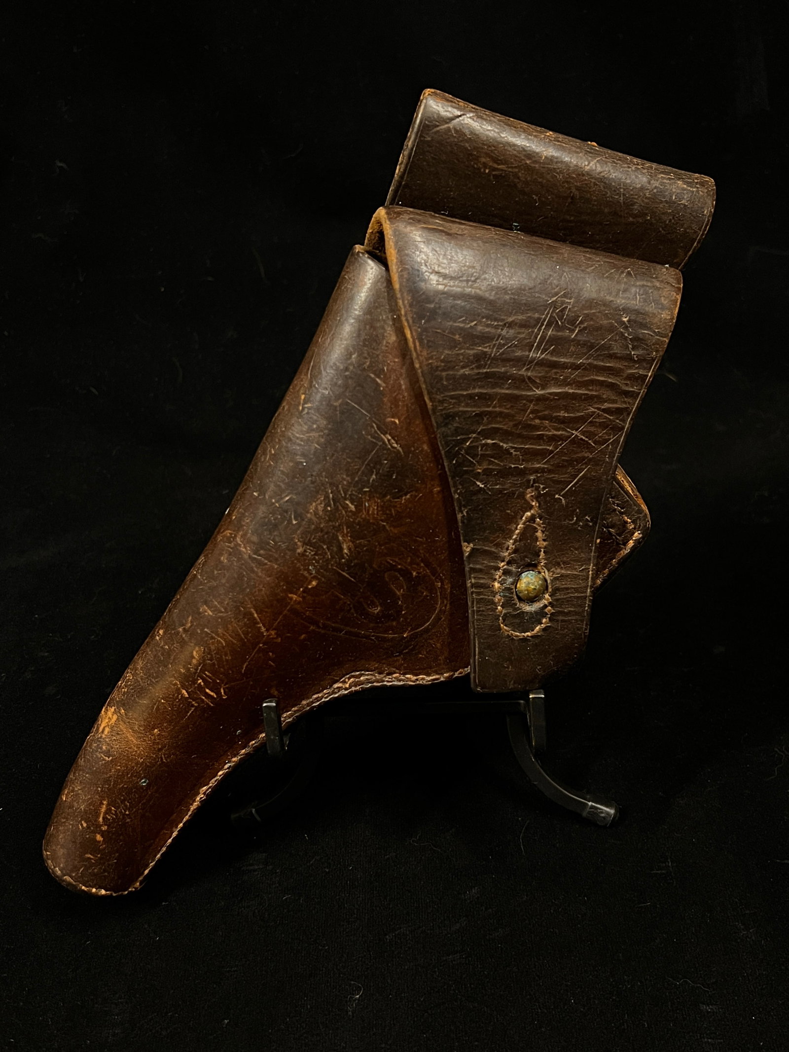 US Civil War Issue Pistol Holster 19th C Marked US CA 19: US Civil War Issue Pistol Holster 19th C Marked US CA 19 MEDIUM: Stitched Saddle Leather DIMENSIONS: 11 x 5 x 1.5 inches CIRCA: Mid 19th C. ATTRIBUTION: US Military Issue DESCRIPTION: This lot is an o