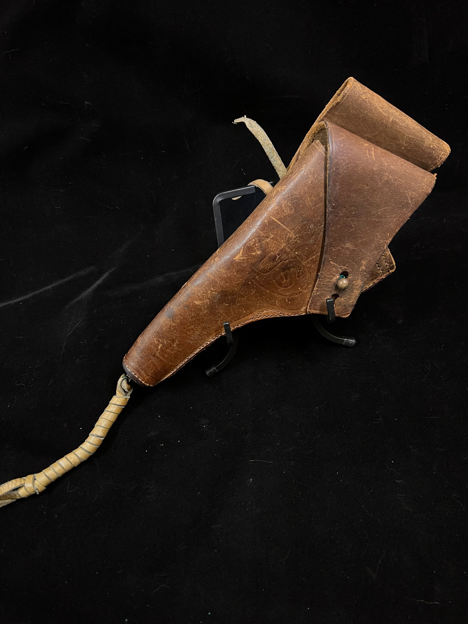 US Civil War Issue Pistol Holster for the Serious Re-Enactor Soldier: US Civil War Issue Pistol Holster for the Serious Re-Enactor Soldier MEDIUM: Stitched Saddle Leather DIMENSIONS: 11 x 5 x 1.75 inches CIRCA: Vintage Re-enactor Issue ATTRIBUTION: Unmarked DESCRIPTION: