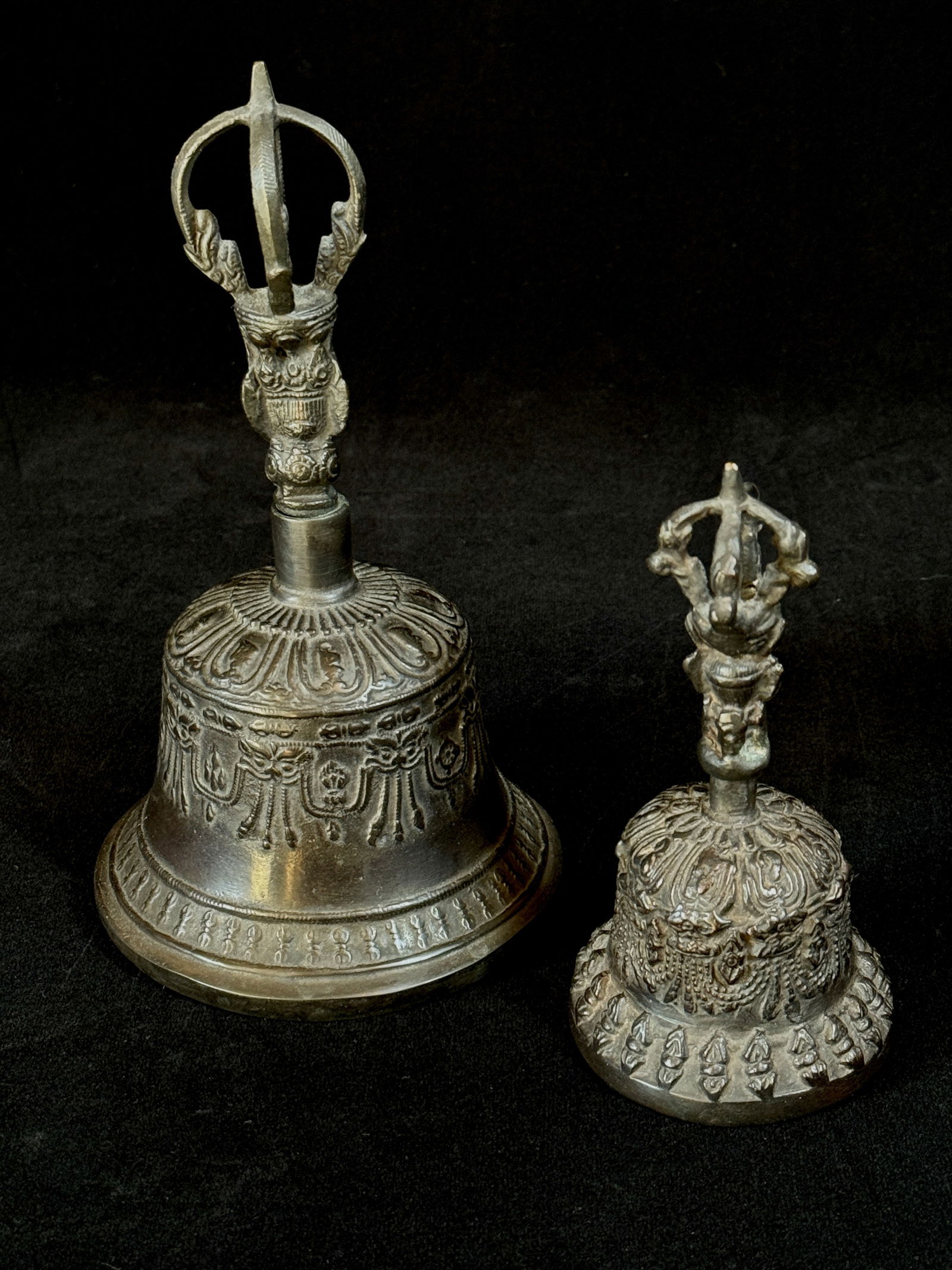 2 Buddhist temple bells of bronze with iron clackers in graduated sizes (1 of 5)