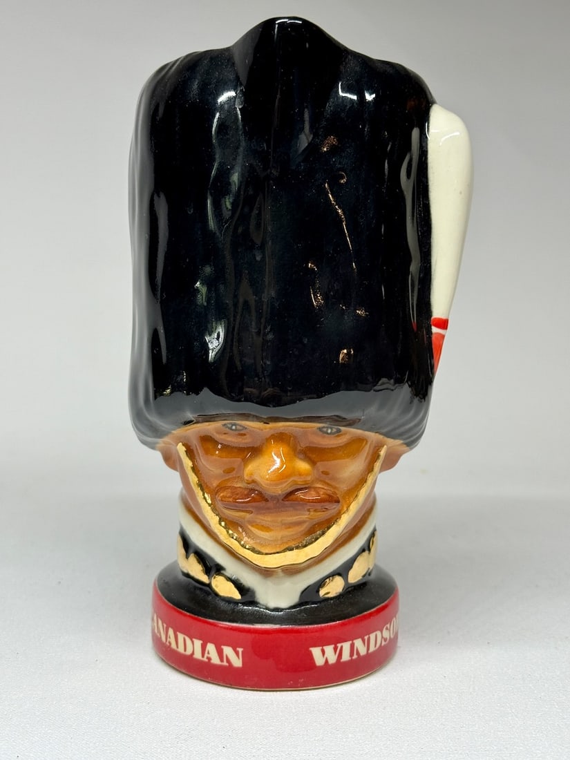 Vintage Windsor Supreme Canadian Whiskey Picture Guardsman Pub Jug (1 of 7)