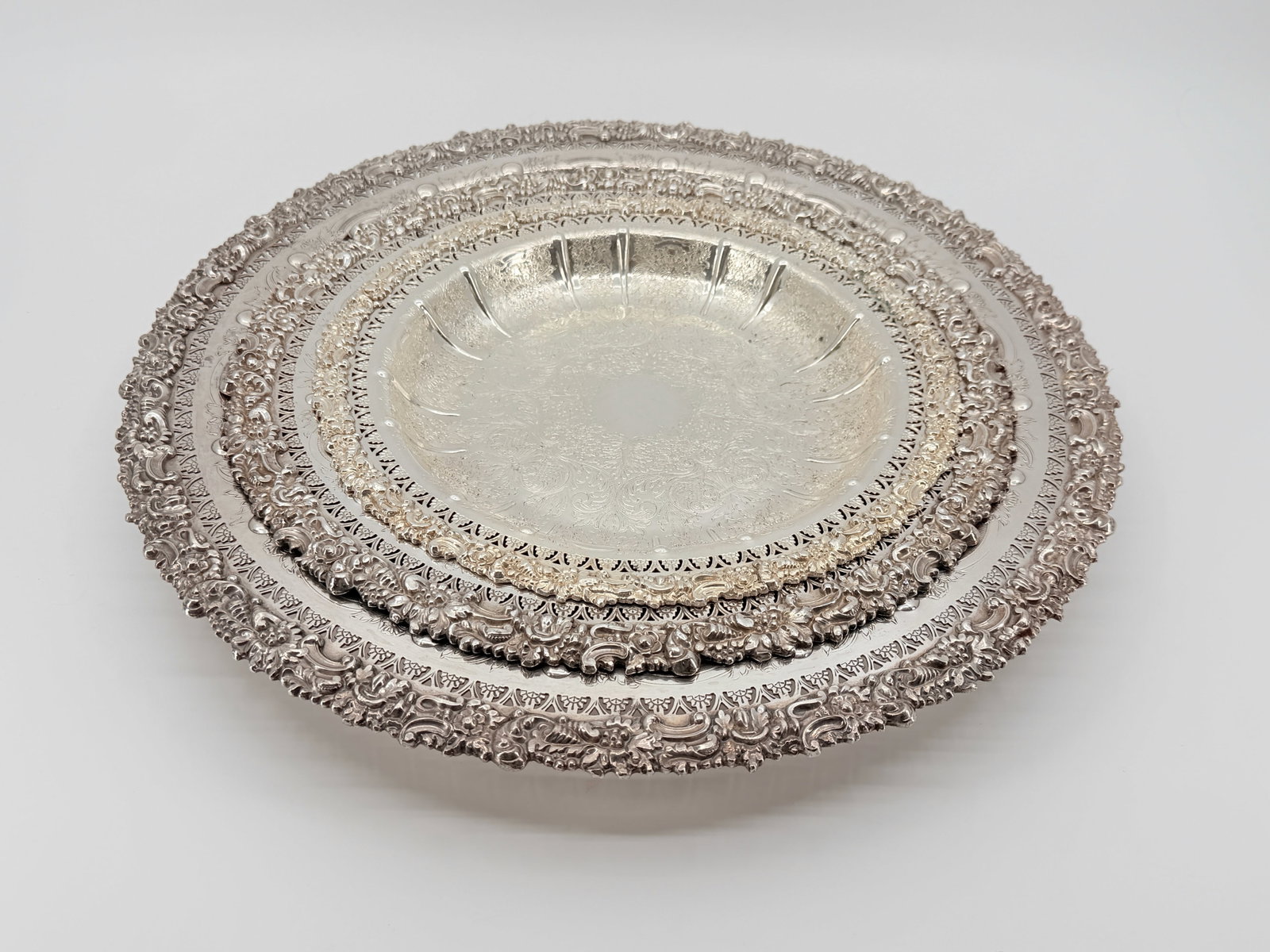 Barker Ellis Set of Three Ornate Graduated English serving Platters (1 of 7)