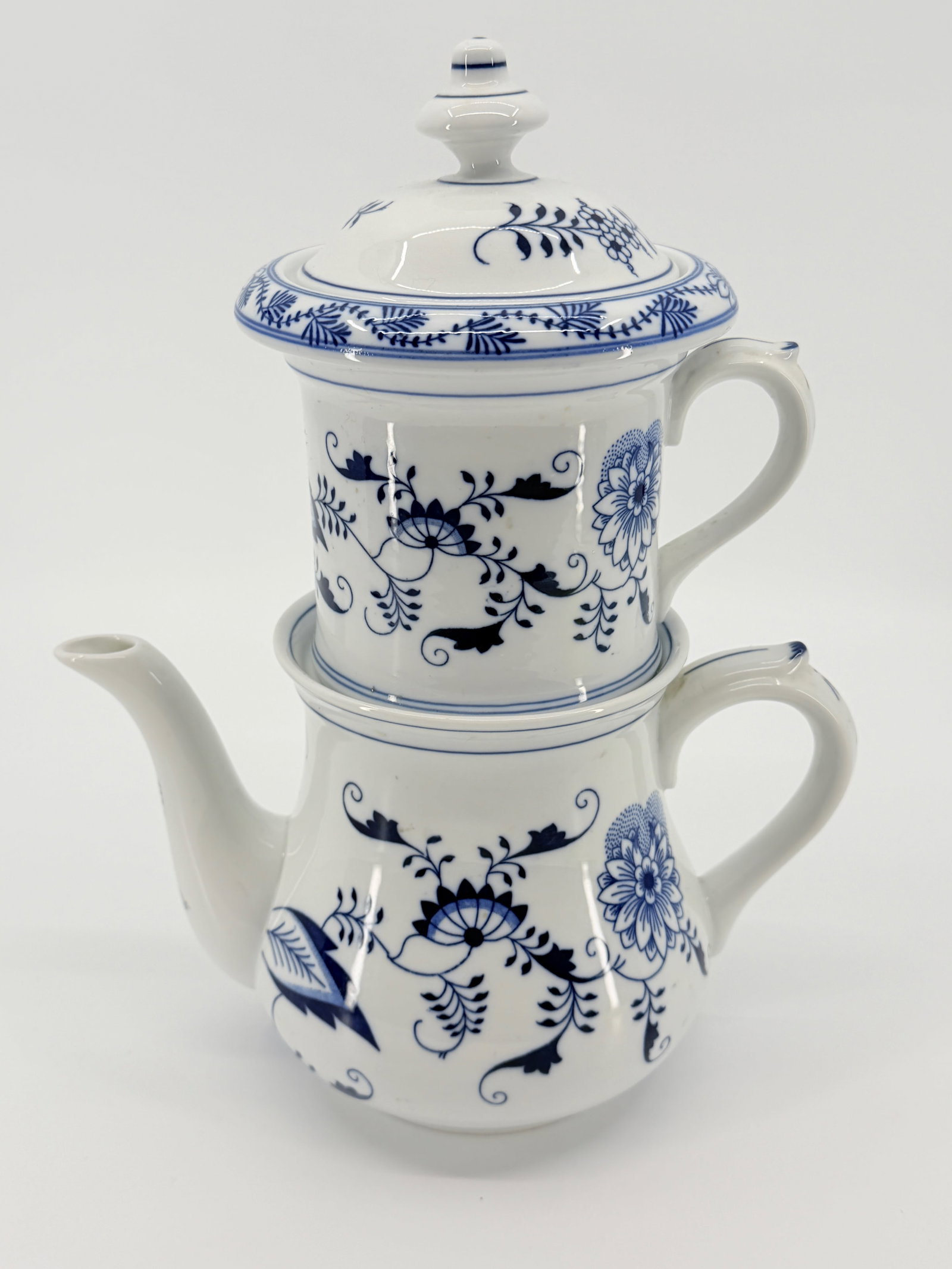 Antique Thun Czech Blue Onion Stackable Teapot With Tea Diffuser: TITLE: Antique Thun Czech Blue Onion Stackable Teapot With Tea Diffuser ATTRIBUTION: TK Thun MEDIUM: Fine China DIMENSIONS: 13 x 9.5 inches CIRCA: Mid 20th C DESCRIPTION: The subject item is a classic