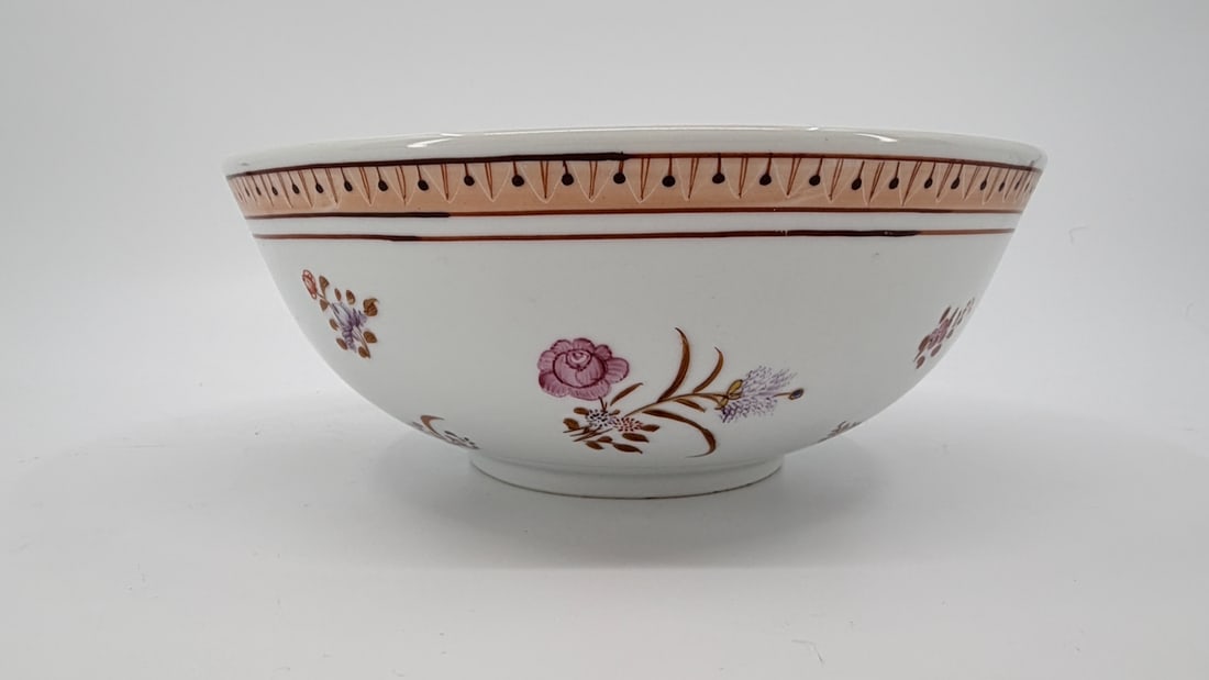 Antique Lowestoft Pattern Chinese Export Bowl with Armorial Decoration (1 of 4)