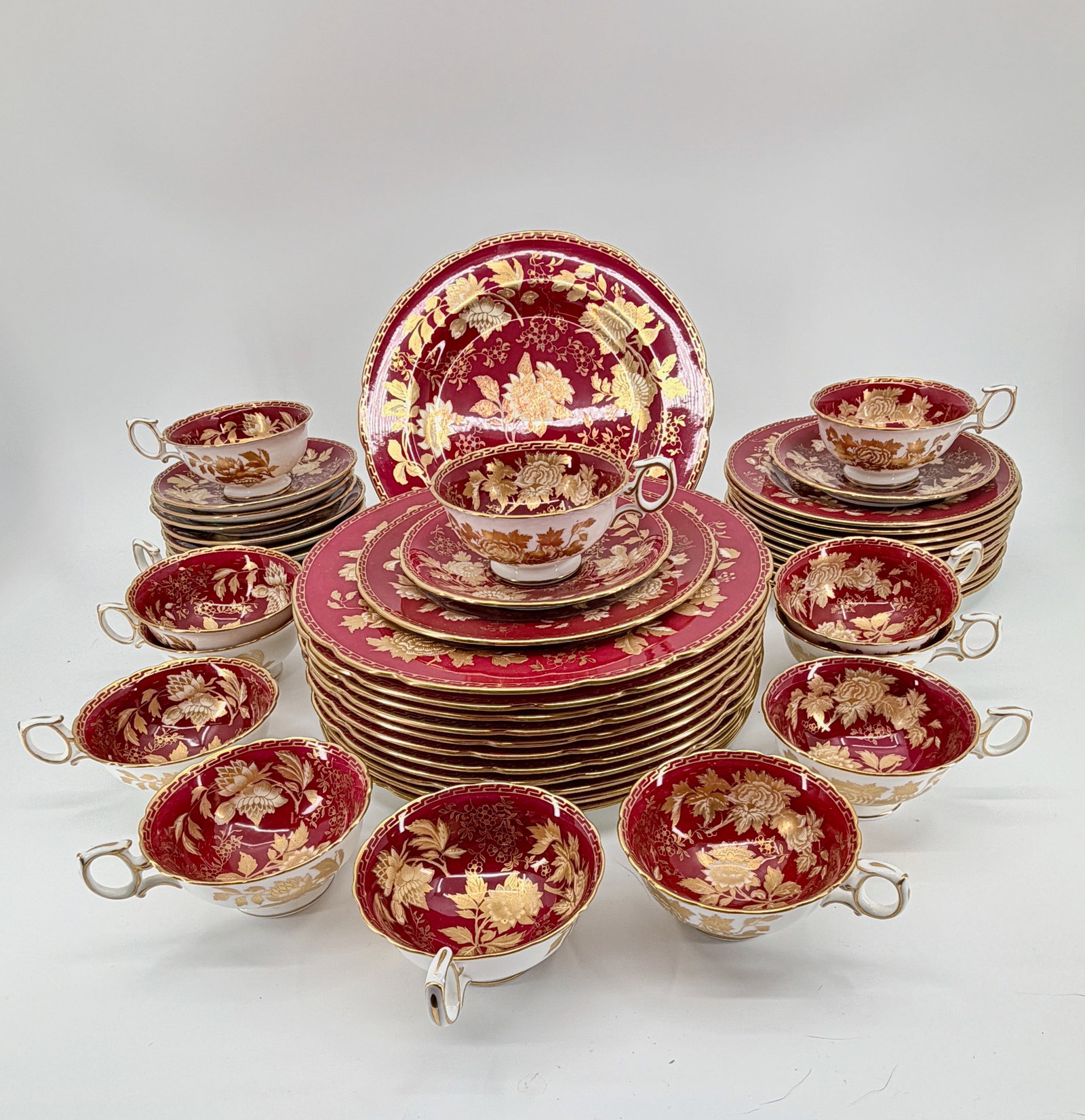 47 PIECE SET Wedgwood Tonquin Ruby Bone China with 22ct Gold Detailing (1 of 8)