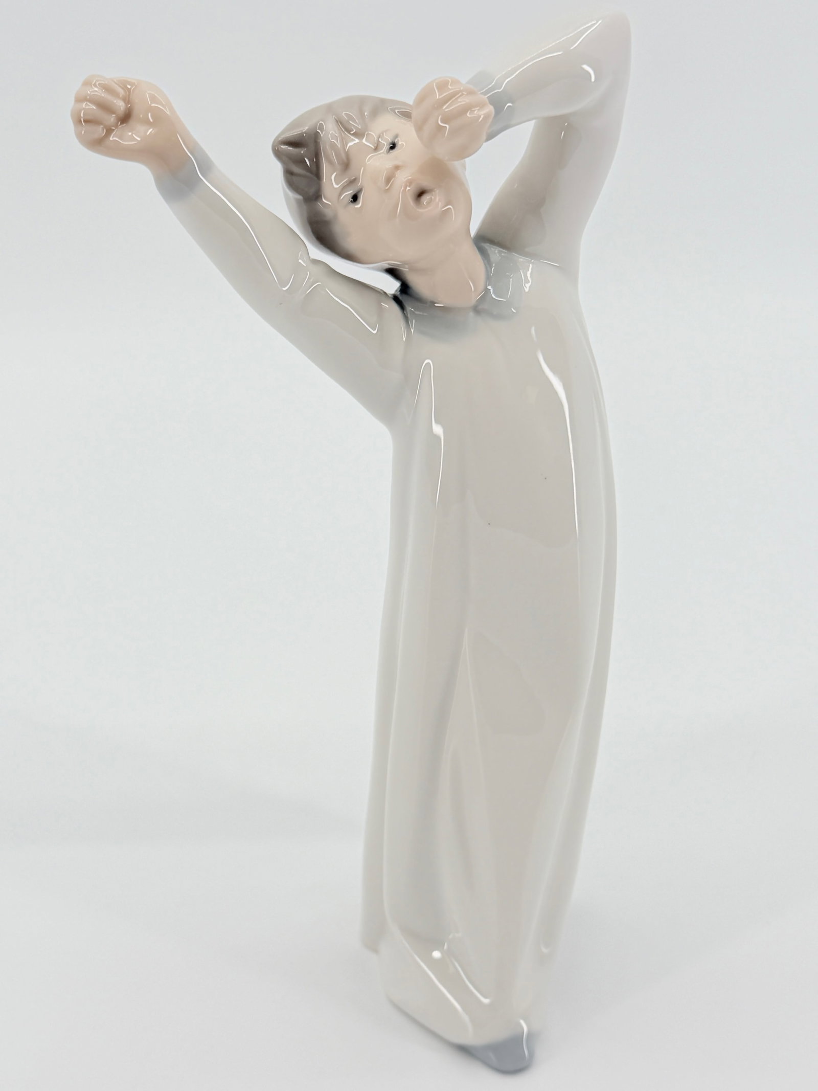 LLADRO Boy stretching and yawning porcelain figurine (1 of 5)