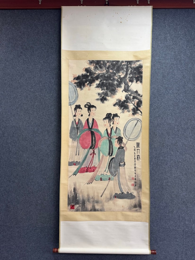 Fu Baoshi's Ladies: Fu Baoshi's hanging scroll of a lady, the painting measures 67 x 137.5 cm. Provenance : Private collection, Madrid, Spain.