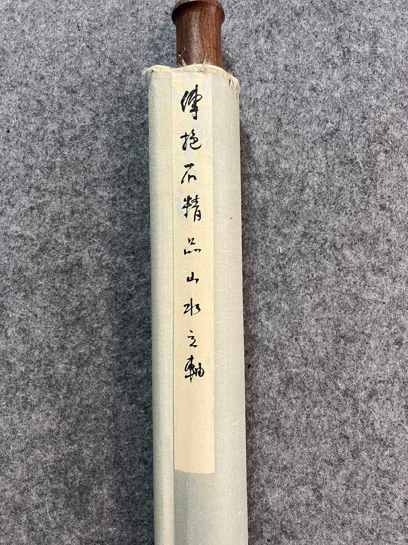 Fu Baoshi's landscape paintings on paper: Fu Baoshi Landscape Painting on Paper, Dimensions: 67 x 137 cm (Original Mounting). Description: This painting, photographed from the original, is a landscape painting. The style is ingenious and refi