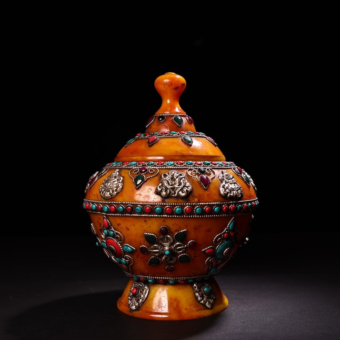 Tibetan old honey inlaid gemstone auspicious eight treasures filigree treasure jar: Tibetan old honey inlaid gem auspicious eight treasures filigree multi-treasure jar relic jar weighs 900 grams high 23 cm wide 16 cm Provenance : Private collection of a retired doctor, Vienna, Austri