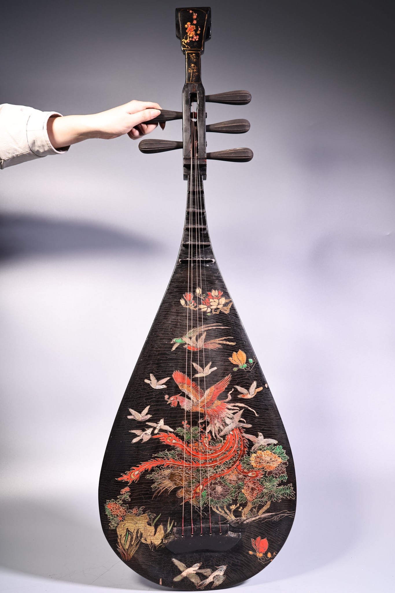 Old wood base lacquerware pure hand-painted painted gold-painted pipa musical instrument: Old wooden lacquerware, pure hand-painted and painted with gold, the pipa musical instrument can be used normally, the painting is exquisite, the shape and style are exquisite, weighing 1900 grams, he