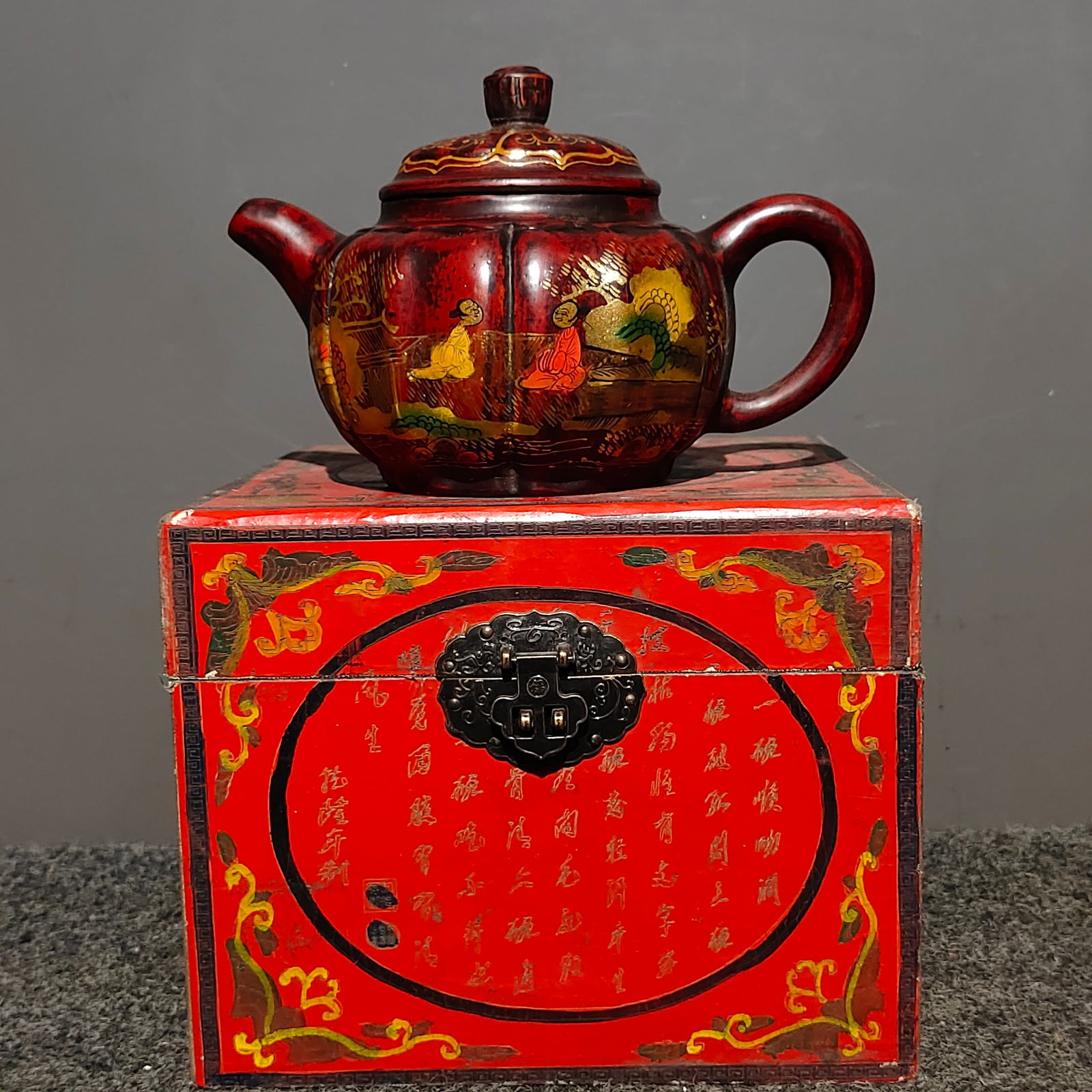 A set of old lacquerware boxes and purple clay teapots from the Qianqing Palace collection: A set of old lacquerware boxes and purple clay teapots from the Qianqing Palace, with gilded and painted Xiangshan Yaji old purple clay teapots. The purple clay teapot is 13.5cm high, 20cm long, 12cm