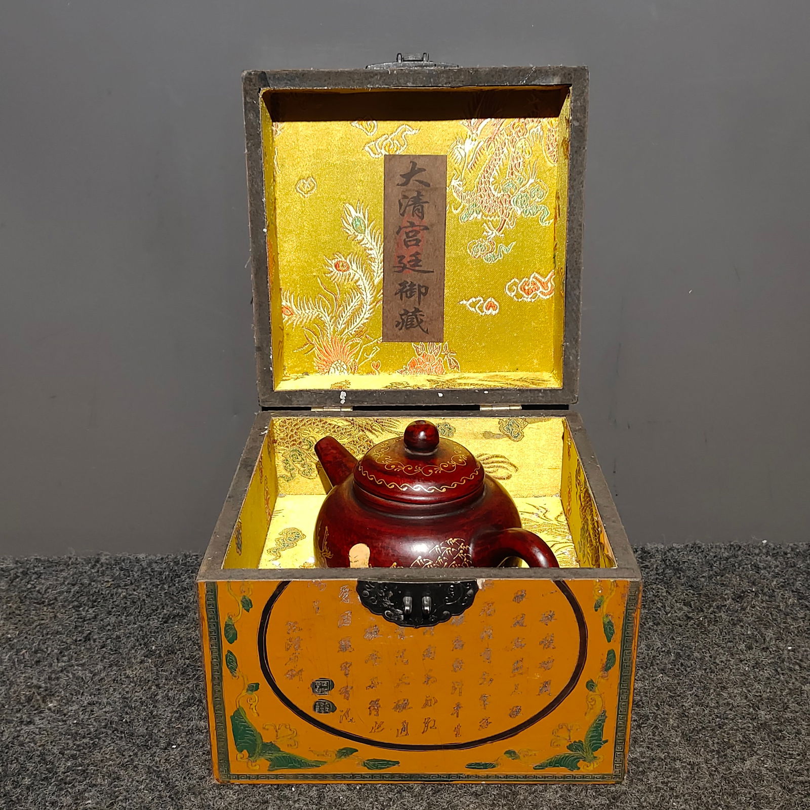 A set of old lacquerware boxes and purple clay teapots from the Qianqing Palace collection: An old lacquerware box and purple clay teapot from the Qianqing Palace collection. A set of old purple clay teapots with gilded and painted Fulu Arhat patterns. The purple clay teapot is 13 cm high, 1