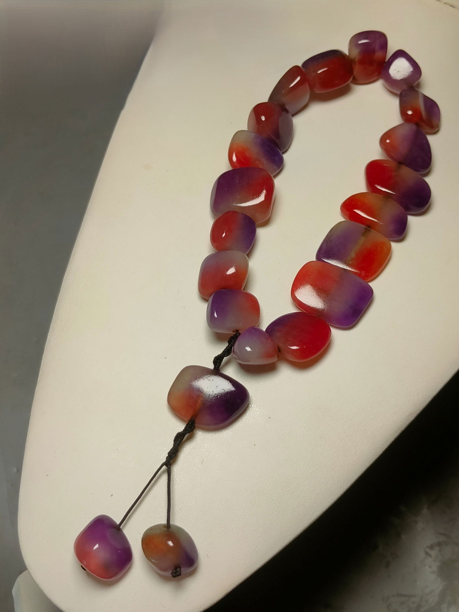 Top-grade imperial tri-color jadeite handheld: Top-grade imperial tri-color jadeite hand-held. Total length 26 cm, weight 230 grams Provenance:Private collection from a professor in ESC Rennes School of Business. Our cooperative logistics services