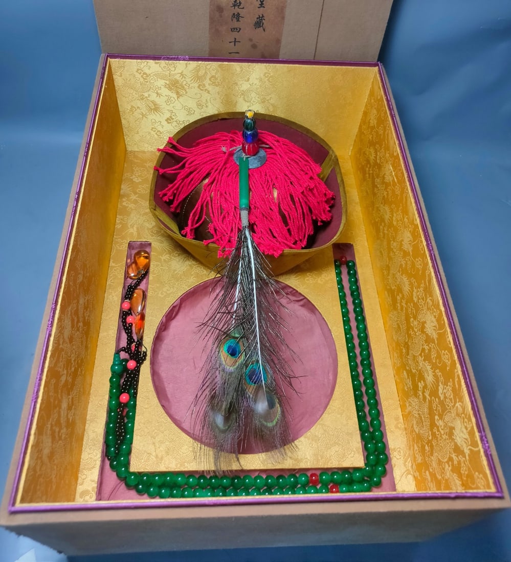 Collectibles: Nanmu boxed official hat + 108 jadeite court beads set: A rare collectible: a set of official hats in a nanmu box and 108 jadeite court beads. The hat is 25 cm in diameter and 20 cm in height. The beads are 1.2 cm in diameter. Provenance:Private collection
