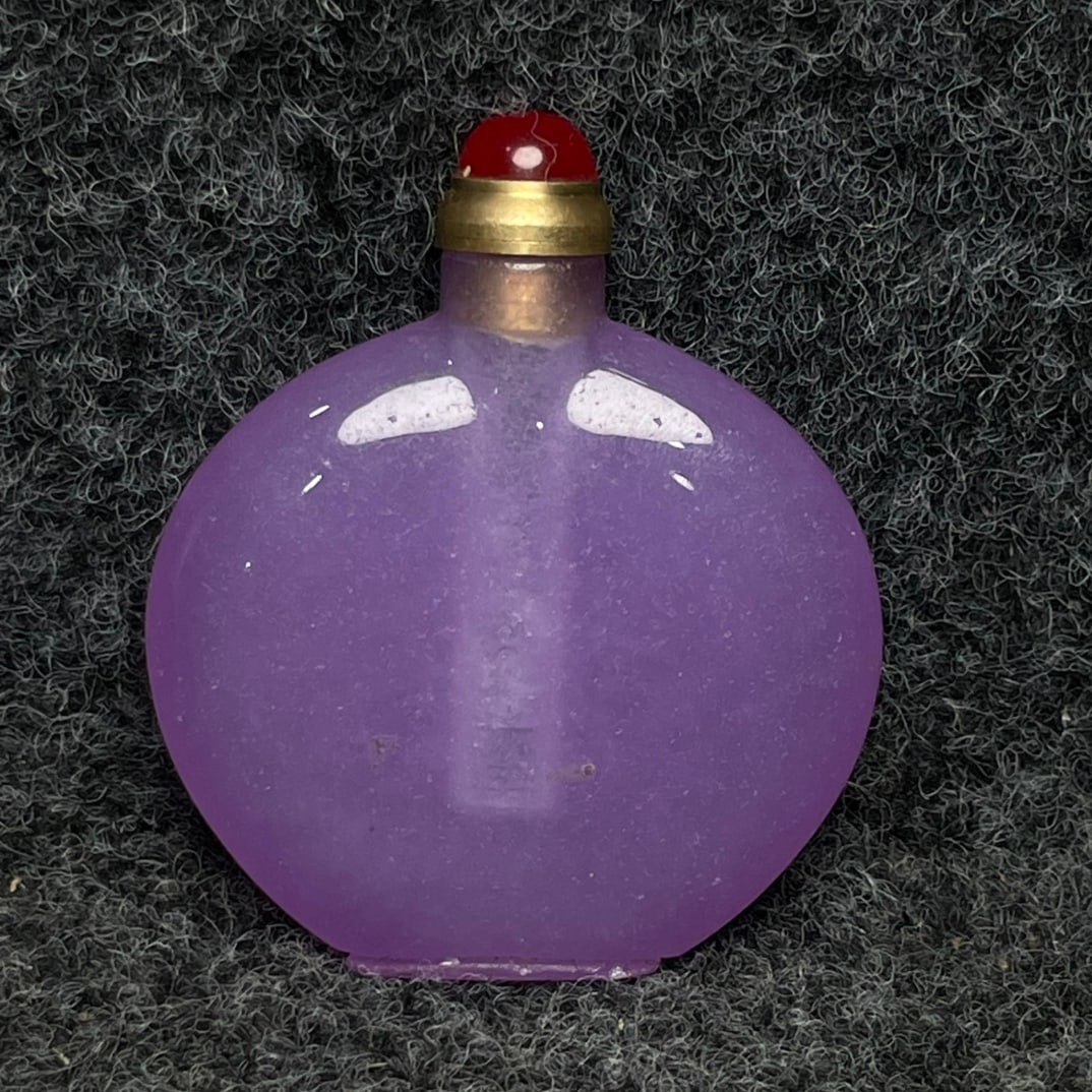 Jade snuff bottle: Jade snuff bottle Snuff bottle size: 5.5X1.3X6.5 cm Provenance:Private collection, Hamburg, Germany. Our cooperative logistics services provider expertly handles both domestic and global shipping arra