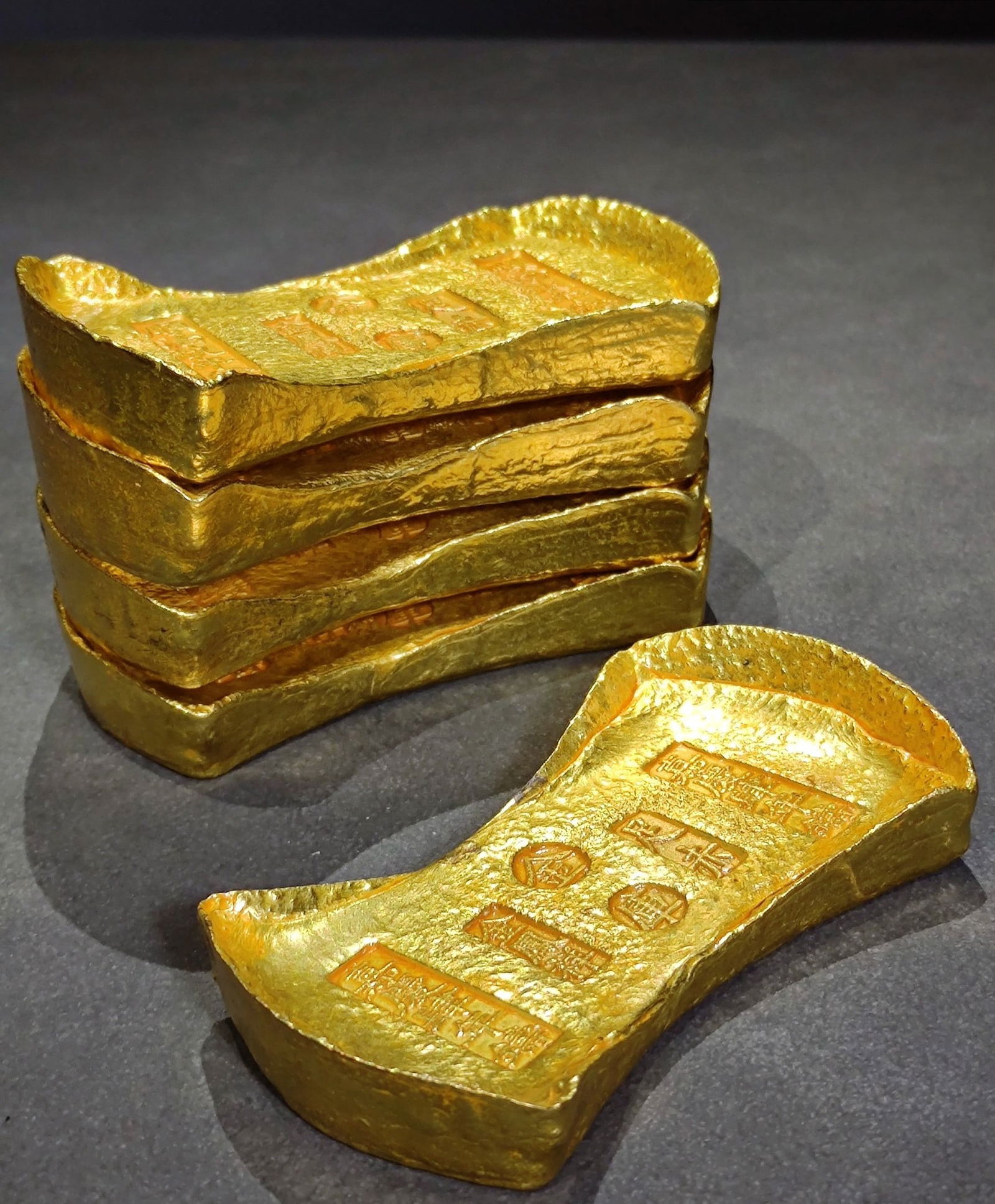 A set of Qing Dynasty Five Emperors Gold Ingots, including Jinfengxiang Pure Gold Ingots from the (1 of 9)