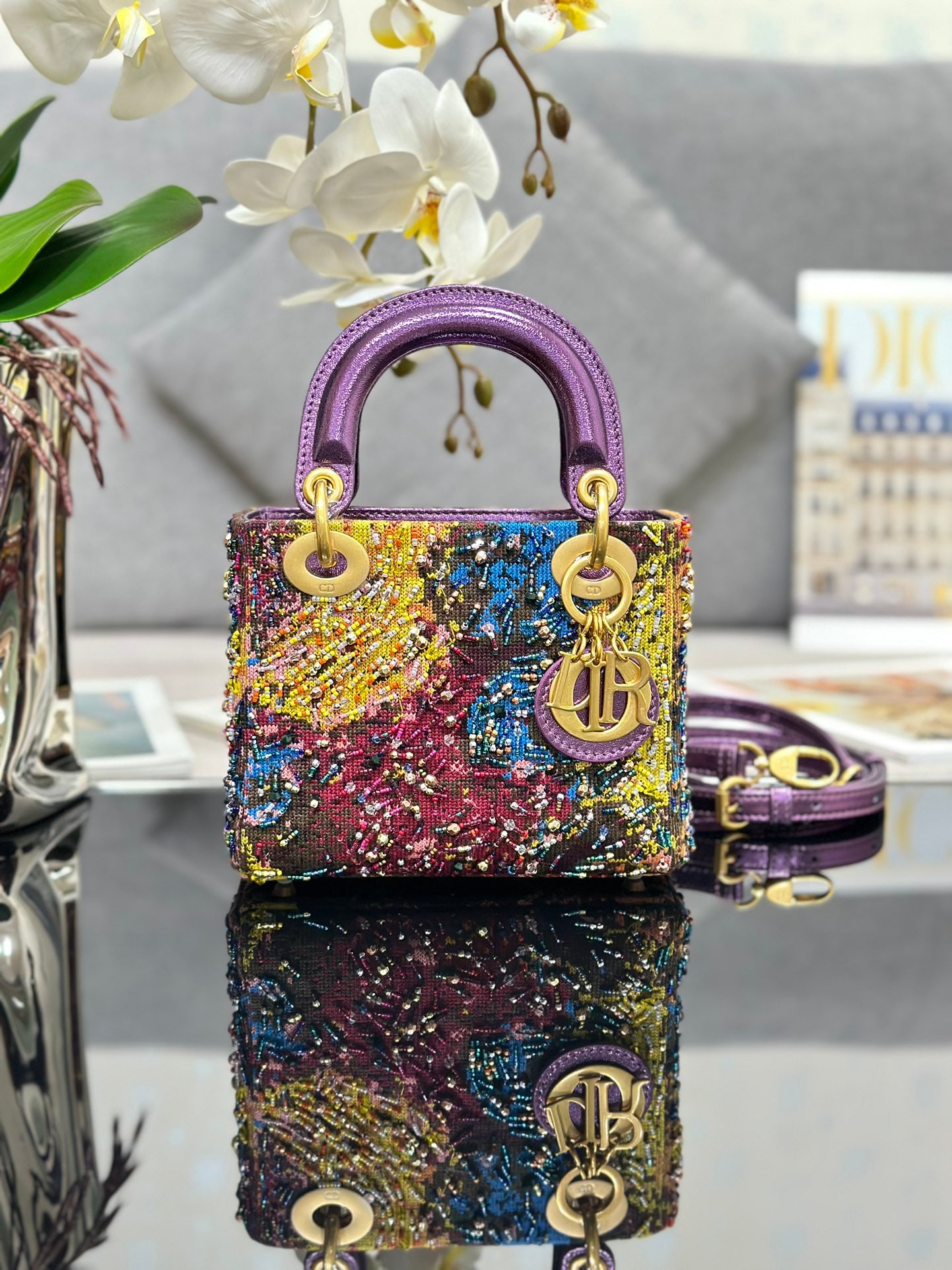 Christian Dior Lady Dior: The Lady Dior limited edition three-compartment embroidered beads are made entirely of leather inside and out. The inner lining features exquisite beads in English lettering, adorned with limited-edit