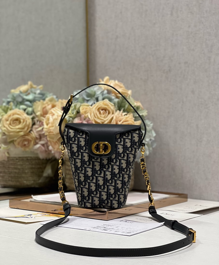 Christian Dior Montaignos: The Dior 30 Montaigne Mini Chain Bucket Bag, from the 2024 Early Spring collection, is exquisitely elegant and exudes classic charm. Crafted from blue Oblique printed fabric, it features an elegant fl
