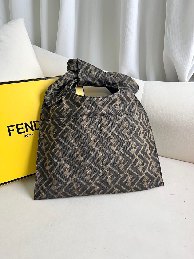 Fendi: This lunchbox bag is a cute little tote that caught the eye of runway fashion. The handle features a seemingly casual knot, and the classic fabric is both relaxed and stylish. It also boasts a generou