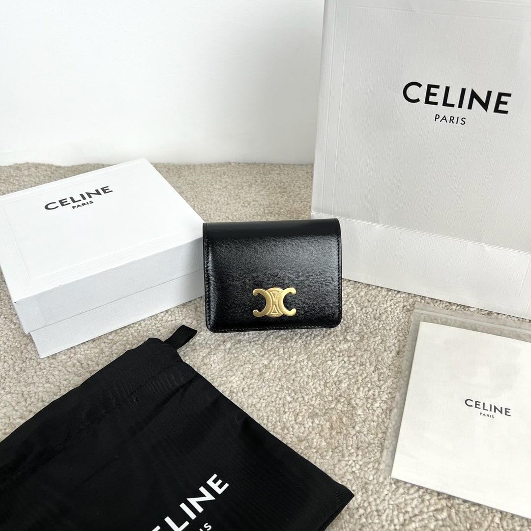Celine Triomphe: TRIOMPHE Glossy Calfskin Leather Short Wallet 11 x 9 x 3 cm Calfskin Lining: Calfskin Leather Fabric Gold Finish TRIOMPHE Metal Snap Closure 1 Zippered Coin Pocket 5 Card Slots 1 Bill Pocket 1 Flat Po