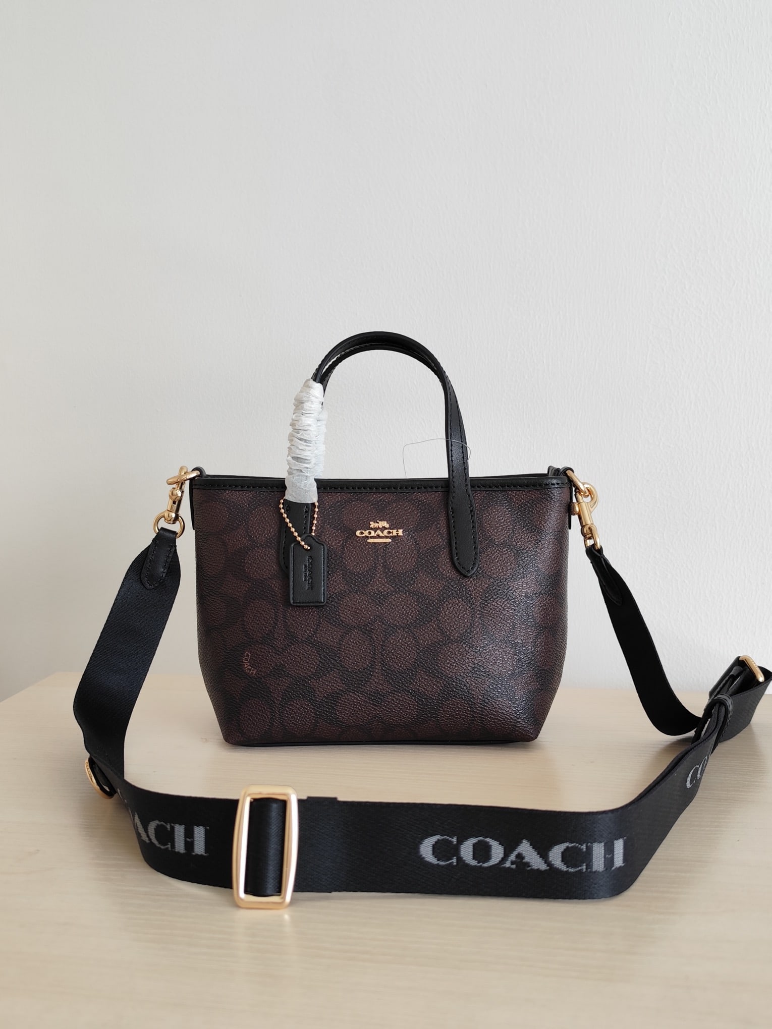 Coach: The Coach Mini City Tote features a simple yet stylish design. The classic C-shaped fabric paired with cowhide leather gives it a premium feel. It easily complements both casual and elegant styles. No