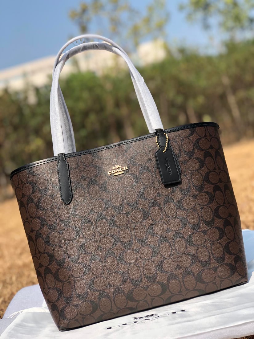Coach: Coach tote bag shoulder bag, PVC with top-grain cowhide leather, dimensions 30x26x15 cm, wide opening. We offer in house shipping for all items, our cooperative logistics services provider expertly ha