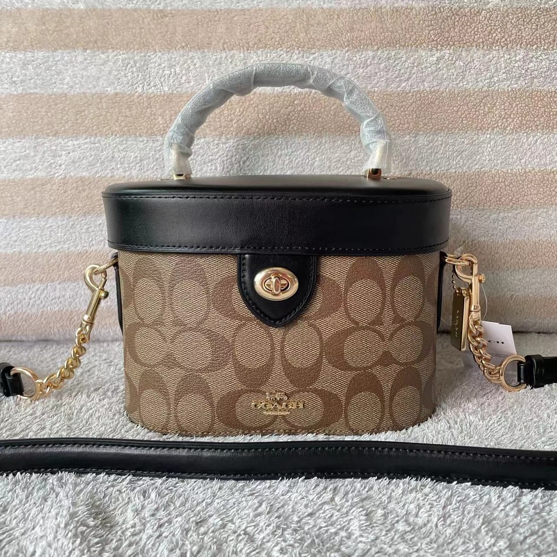 Coach: Coach classic cosmetic box bag, khaki color blocking, approx. 20x10x13 cm. We offer in house shipping for all items, our cooperative logistics services provider expertly handles both domestic and glob