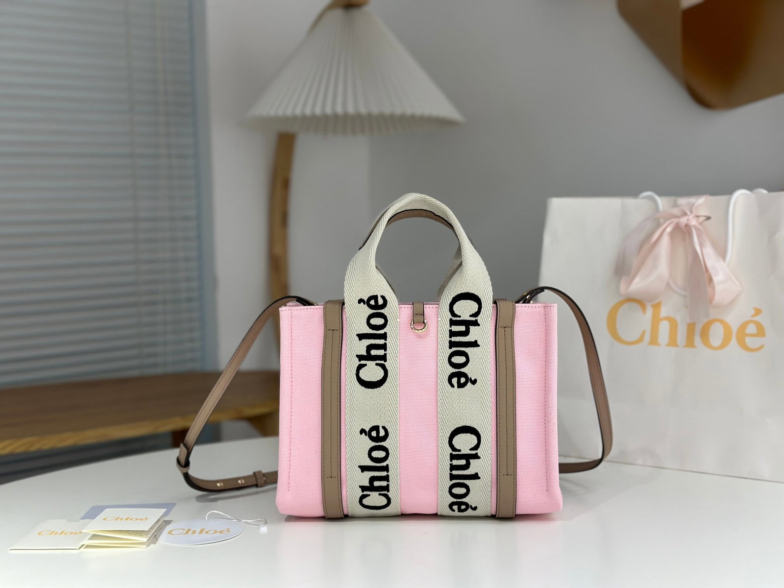 Chloe woody tote: Chloe's limited-edition Woody tote bag ?C wear color with a vibrant energy every day. A favorite among celebrities and influencers. Size: 26.5 x 20 x 8 cm We offer in house shipping for all items, our