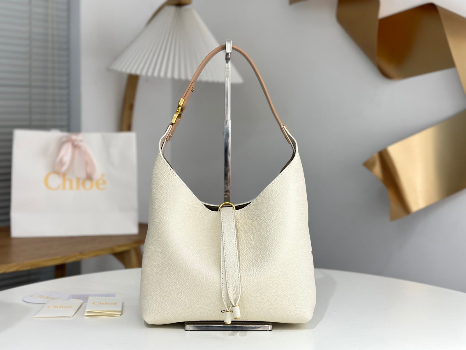 Chloe Marcie Hobo bag: The Chloe Marcie Hobo bag, small and minimalist, is a classic Chloe Marcie bag that blends feminine beauty with the spirit of the 70s. This year's Hobo features the Marcie series' signature double-C c