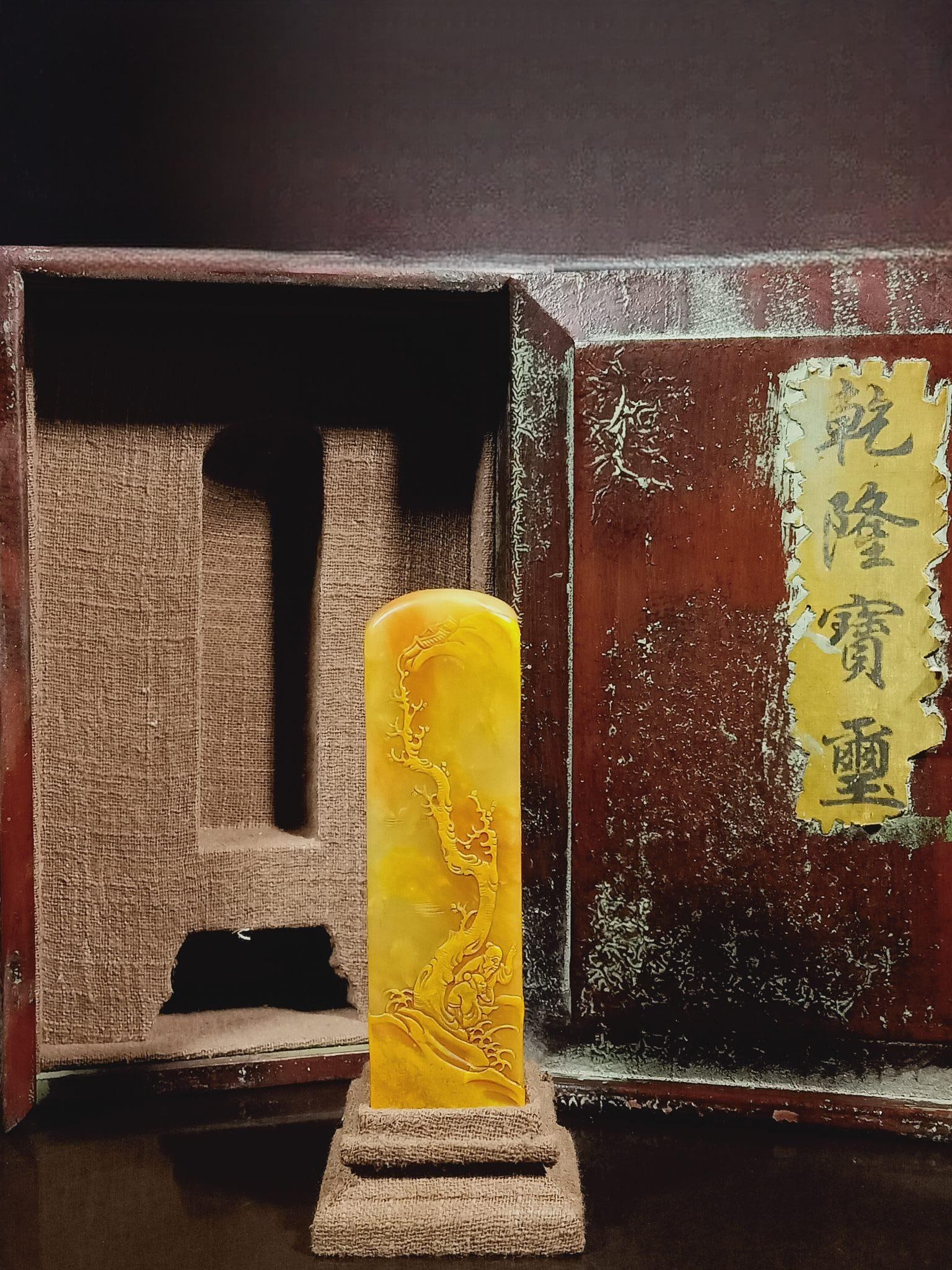 Tianhuang stone seal: The fine Tianhuang stone seal is 31cm high, 3cm wide, and weighs 230g. Provenance:Private collection from a professor in Newcastle University. Our cooperative logistics services provider expertly hand