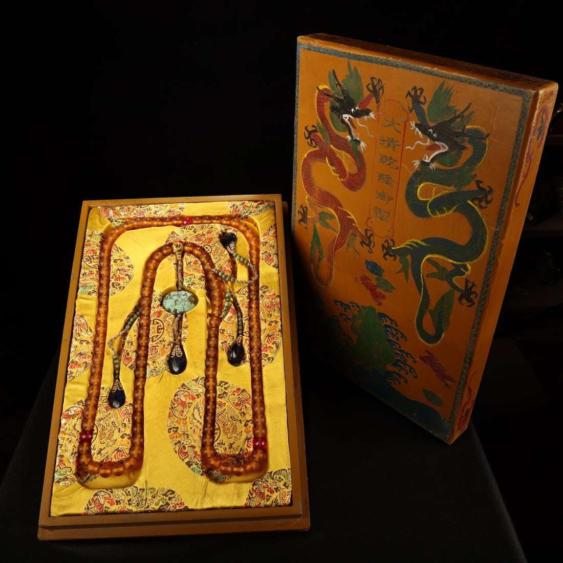 A rare and exquisite amber court bead from the Qing Dynasty: A rare and exquisite Qing Dynasty amber court bead set with an antique lacquer box, acquired during a rural trip. The set is in excellent condition and weighs 2500g. The bead is 1.4cm in diameter and