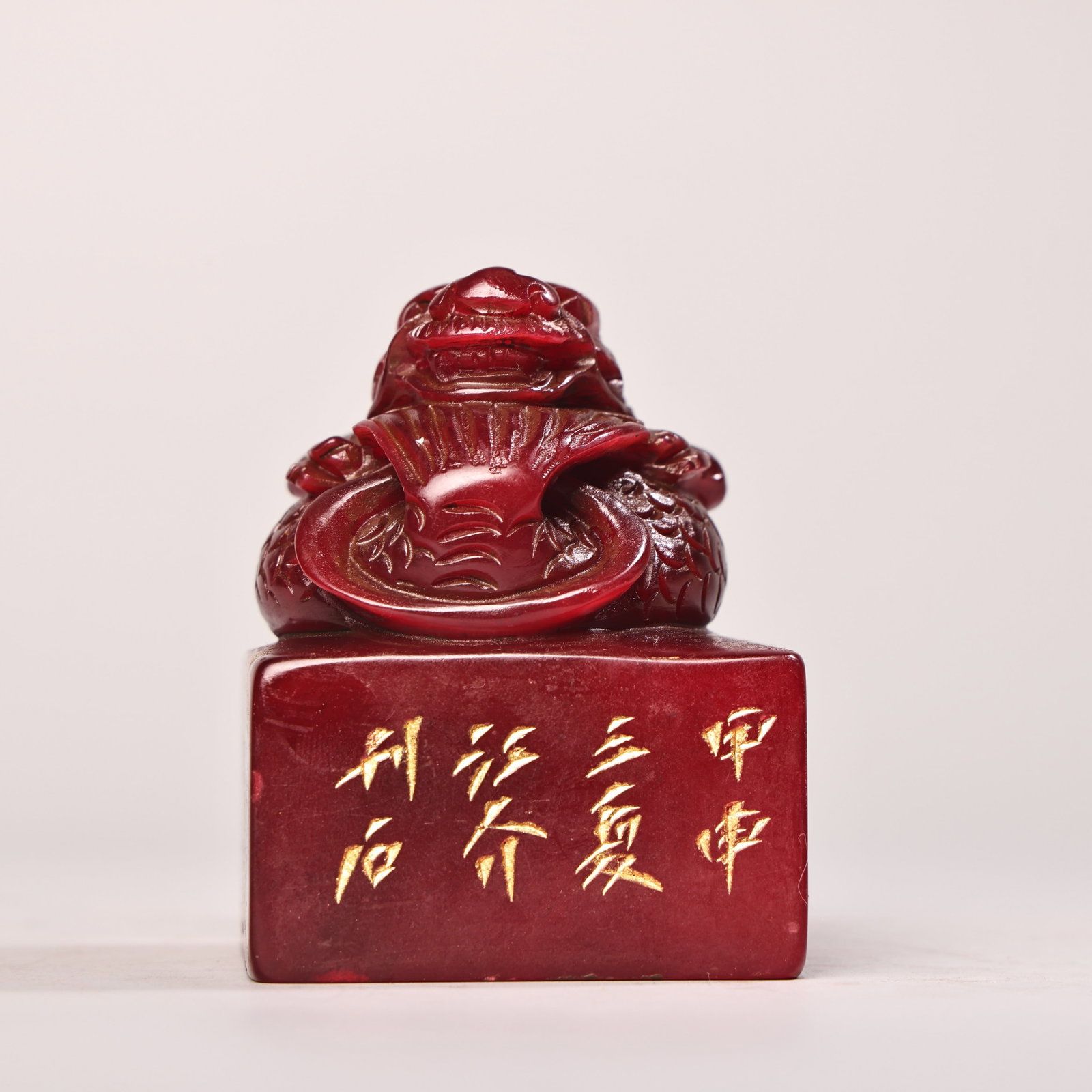 High-relief carving of Shoushan stone red and Tianhuang material seal ornament: Rare high-relief carving of a Shoushan stone seal made of red and Tianhuang yellow materials, from a rare collection. Exquisite craftsmanship and beautiful design. Weighs 500g, 8cm high and 6cm wide.