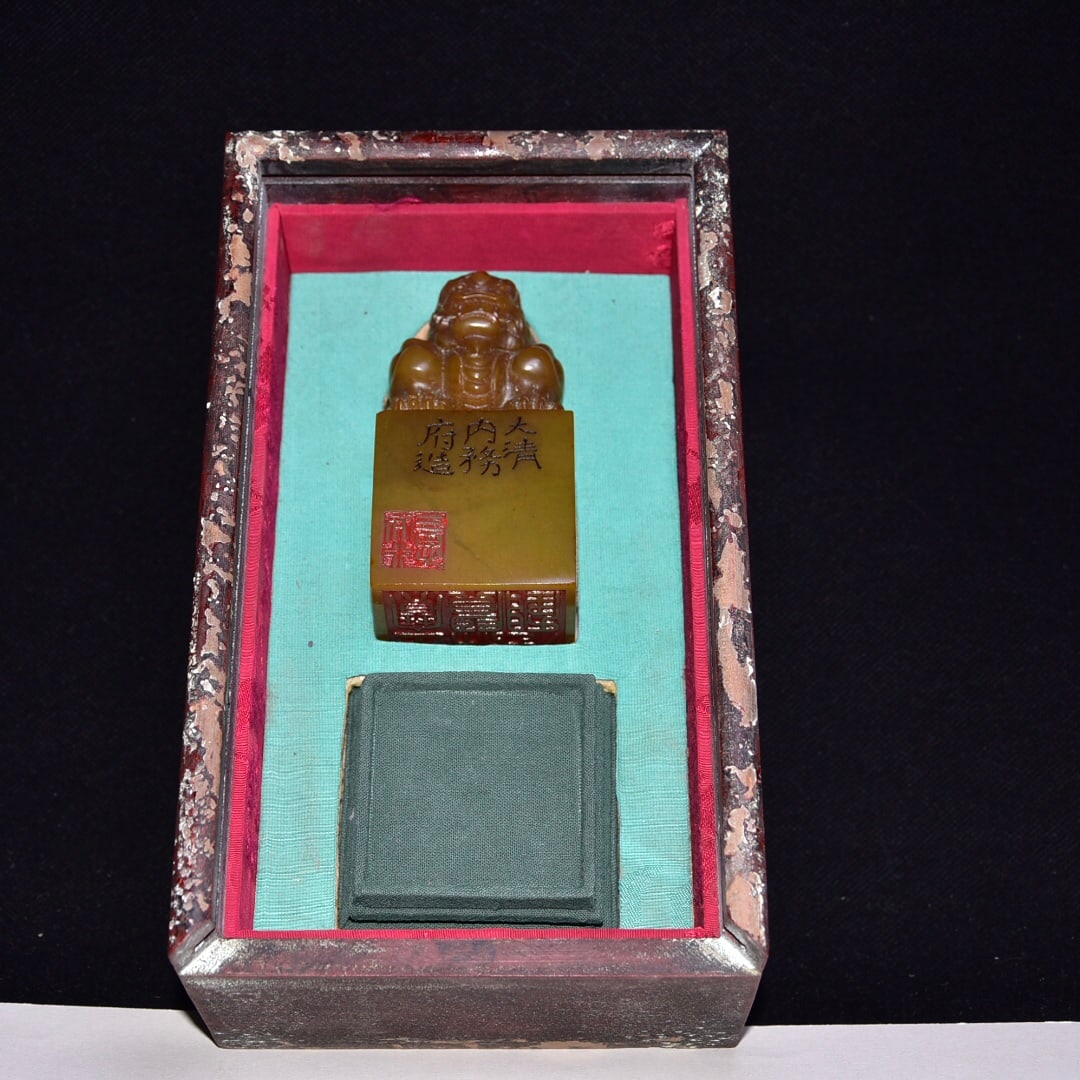 Old wooden box containing Shoushan stone and Tianhuang seal (1 of 9)