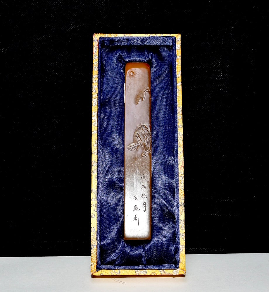 Shoushan stone and Tianhuang stone seal: This is a well-preserved, old Shoushan and Tianhuang stone seal, made by the engraver Xifeng in the Bingzi year (1956). Dimensions: 2.5 x 2.3 x 17 cm (hard). Weight: 278g. Provenance:Private collectio