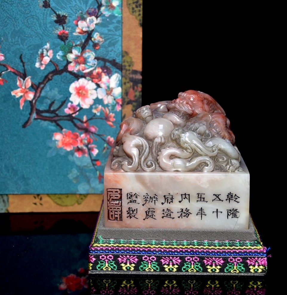 Old Shoushan Stone Seal: This is an antique Shoushan stone seal, a genuine antique from a collector's collection. The stone is translucent and hard, retaining its original color and texture. The carving is exquisite, the pati