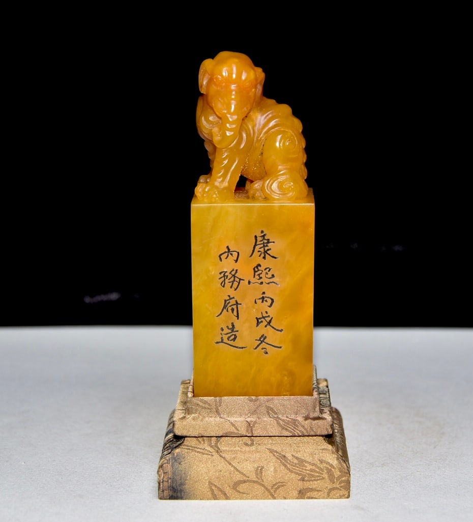 Shoushan stone and Tianhuang stone seal: A rare, long-collected Shoushan stone and Tianhuang stone seal, carved from the original stone in its original color. The crystalline structure is malty yellow with clearly visible blood-like and radi