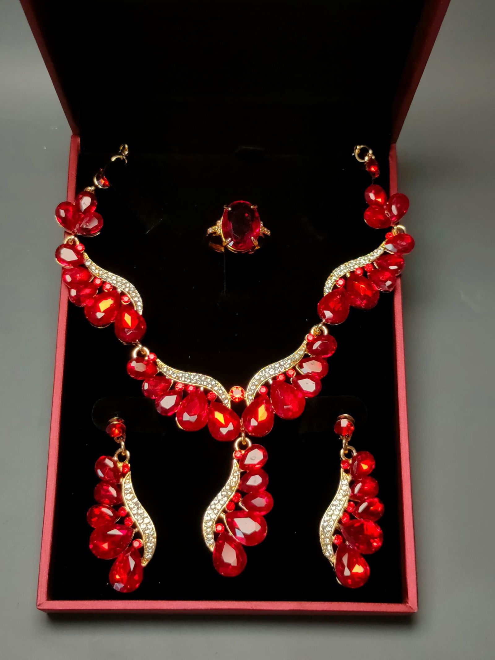 Silver-gilt four-piece jewelry set inlaid with diamonds and gemstones (1 of 9)