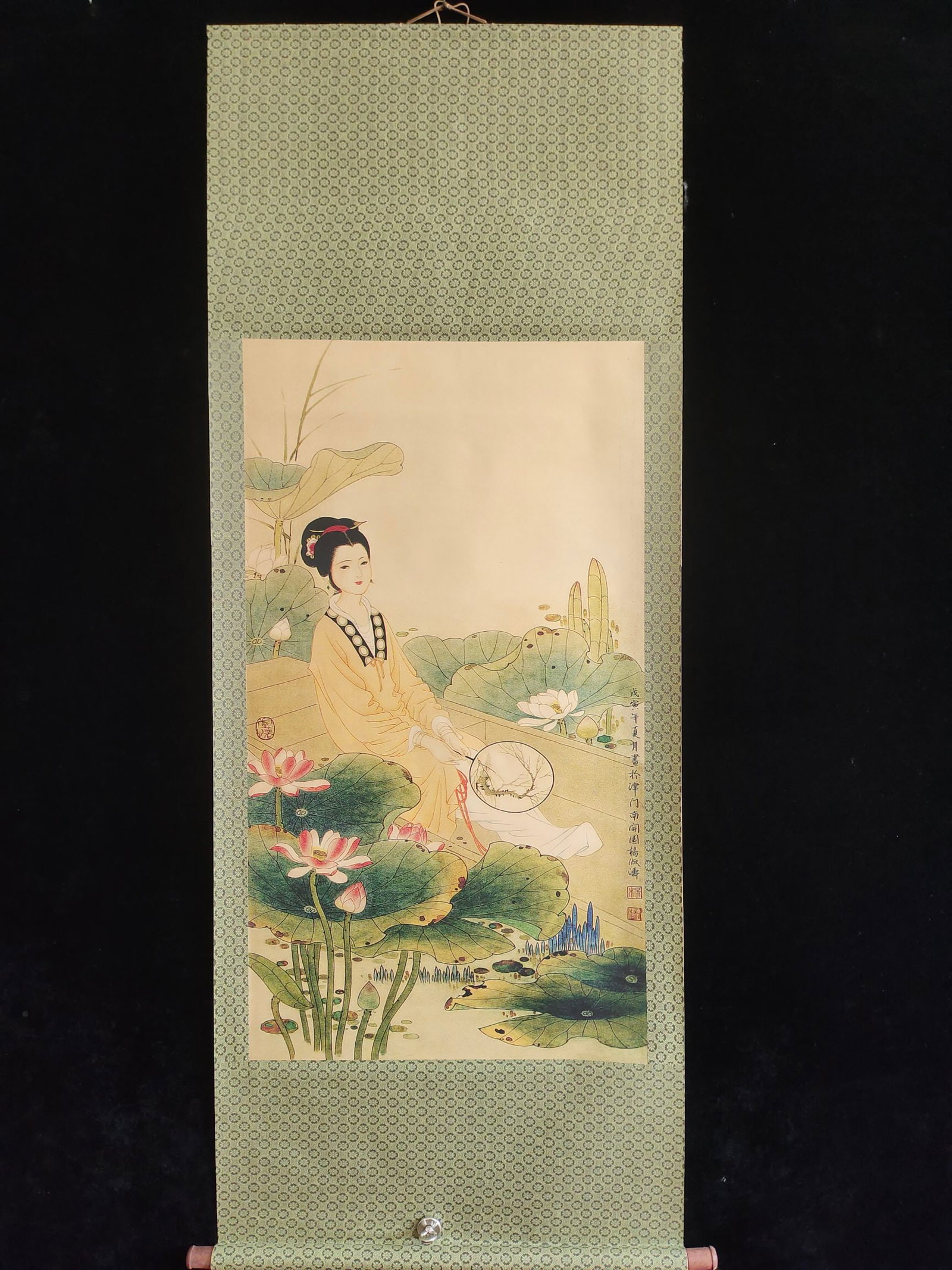 (Yang Shutao, Lady) Three feet of silk cloth: (Yang Shutao, Lady) Three-foot silk painting. Material: silk. Mounting size: approximately 184cm x 70cm. Painting size: approximately 108cm x 60cm. Provenance:from the collection of George Stopher, Ke