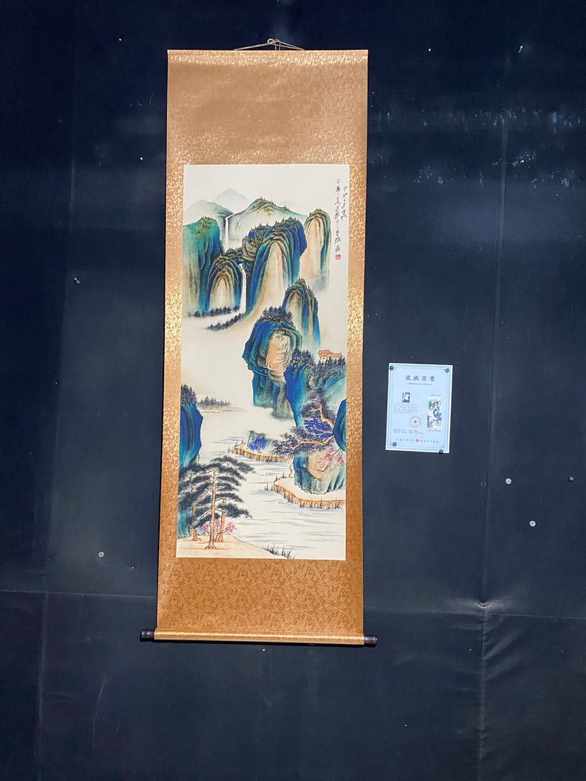 Zhang Daqian's Gold and Green Landscape: The four-foot anti-counterfeiting certificate features a landscape painting by Zhang Daqian in gold and green, mounted on Xuan paper. The dimensions are approximately 200cm x 70cm (height x width) and