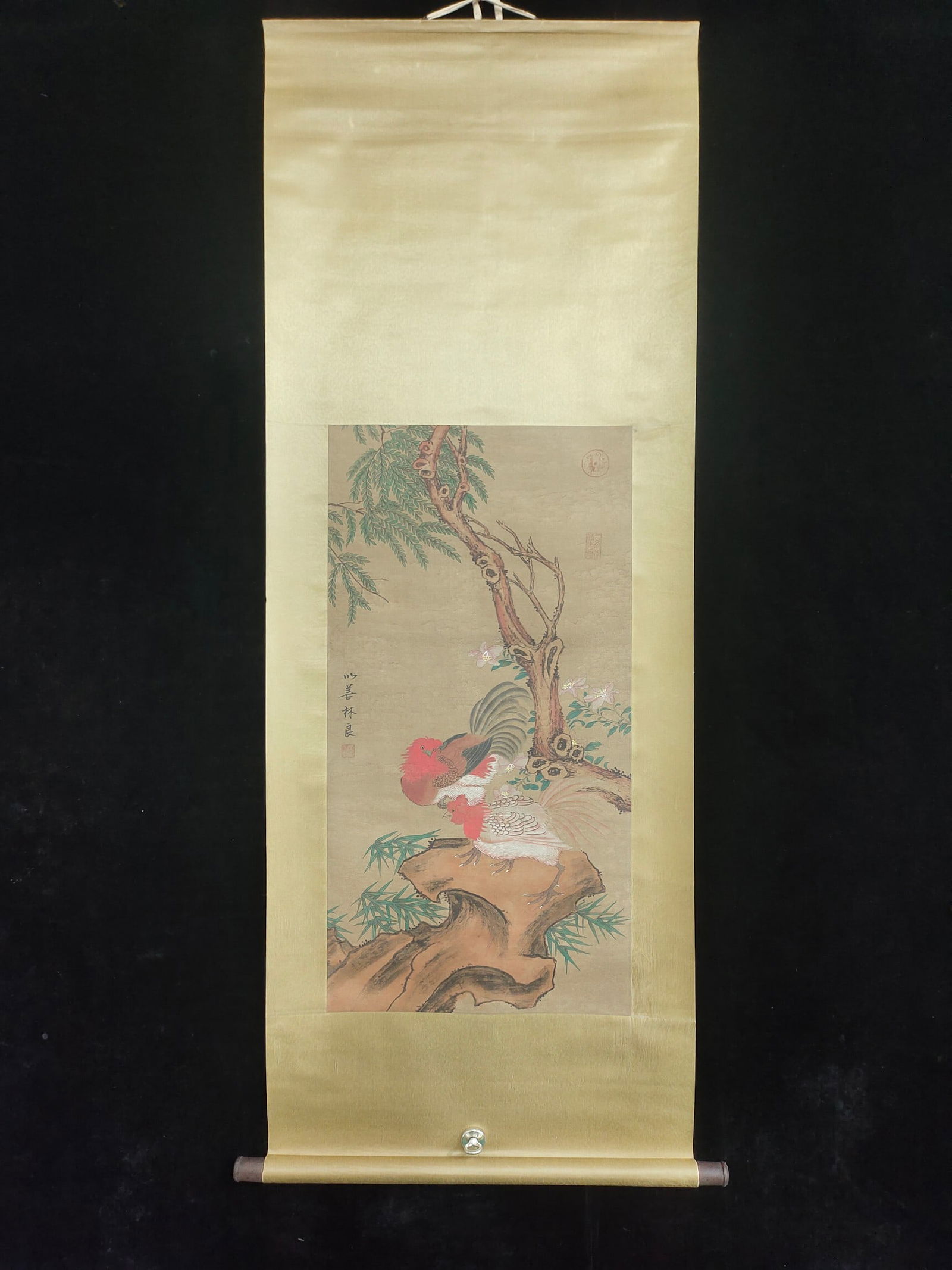 (Lin Liang's Flower and Bird Painting) Three-foot Silk Hand-painted: (Lin Liang's Flower and Bird Painting) Three-foot silk scroll, hand-painted. Material: silk cloth. Mounting size: approximately 185cm long x 62cm wide. Painting size: approximately 85cm long x 44cm wi